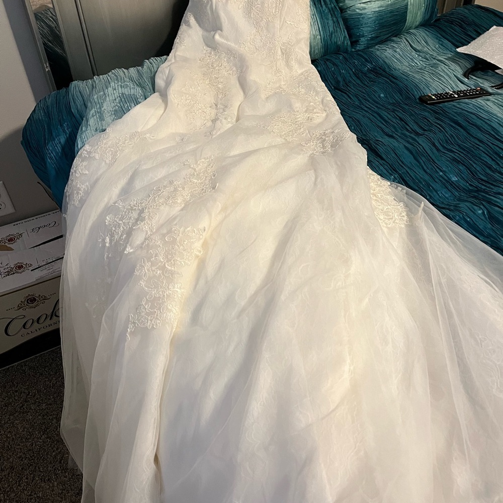 Vera Wang Size 12 Wedding Dress Elegant Simple - Picture 5 of 11